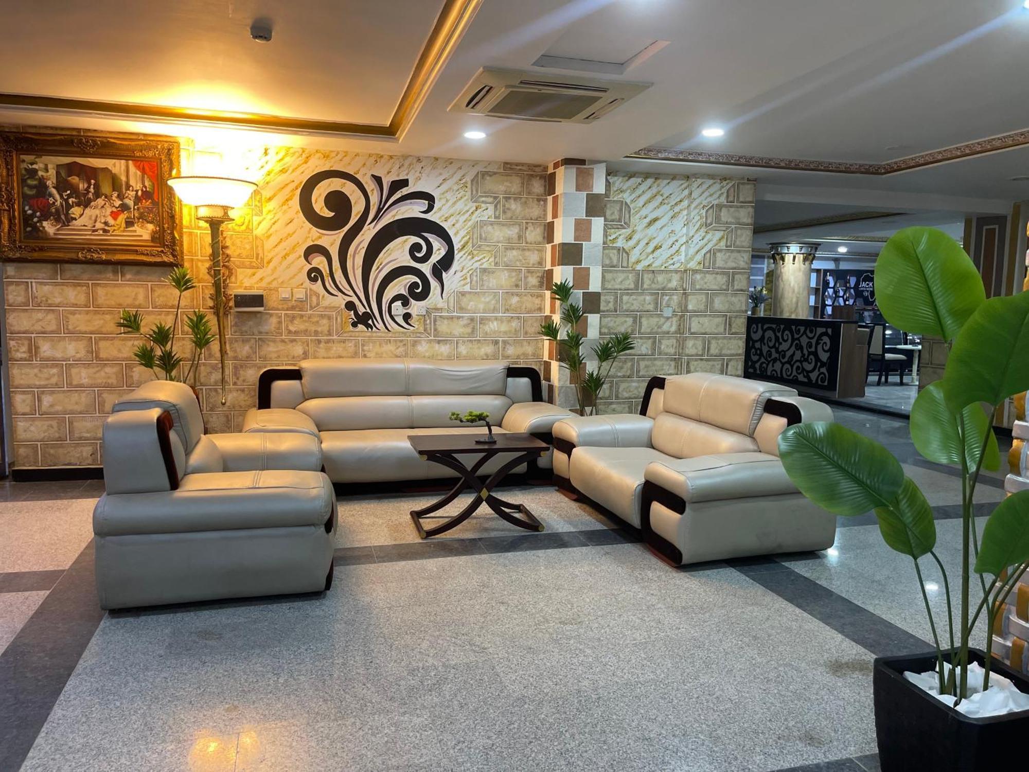 Aa Hotel And Suites Αμπούζα Εξωτερικό φωτογραφία