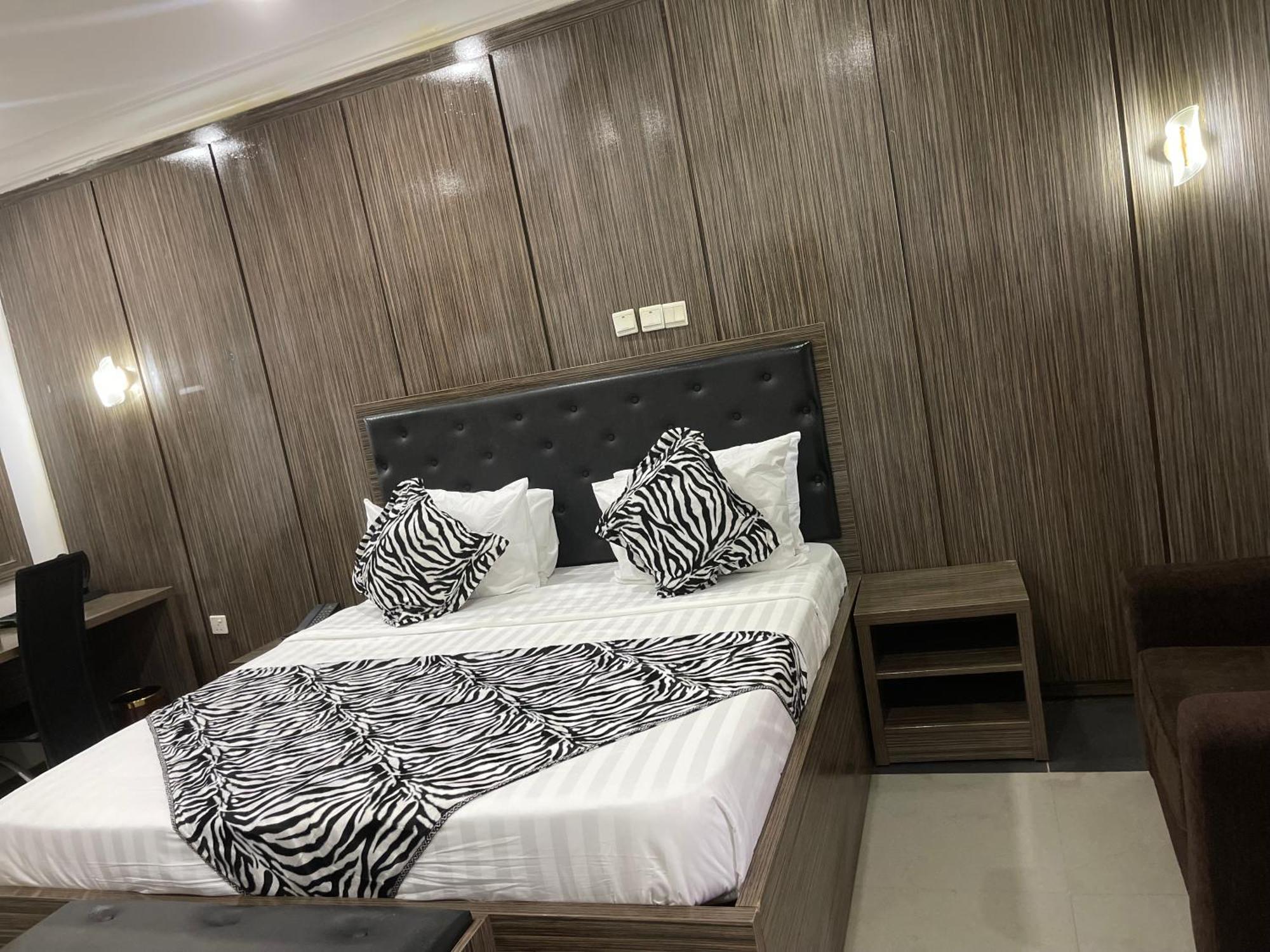 Aa Hotel And Suites Αμπούζα Εξωτερικό φωτογραφία