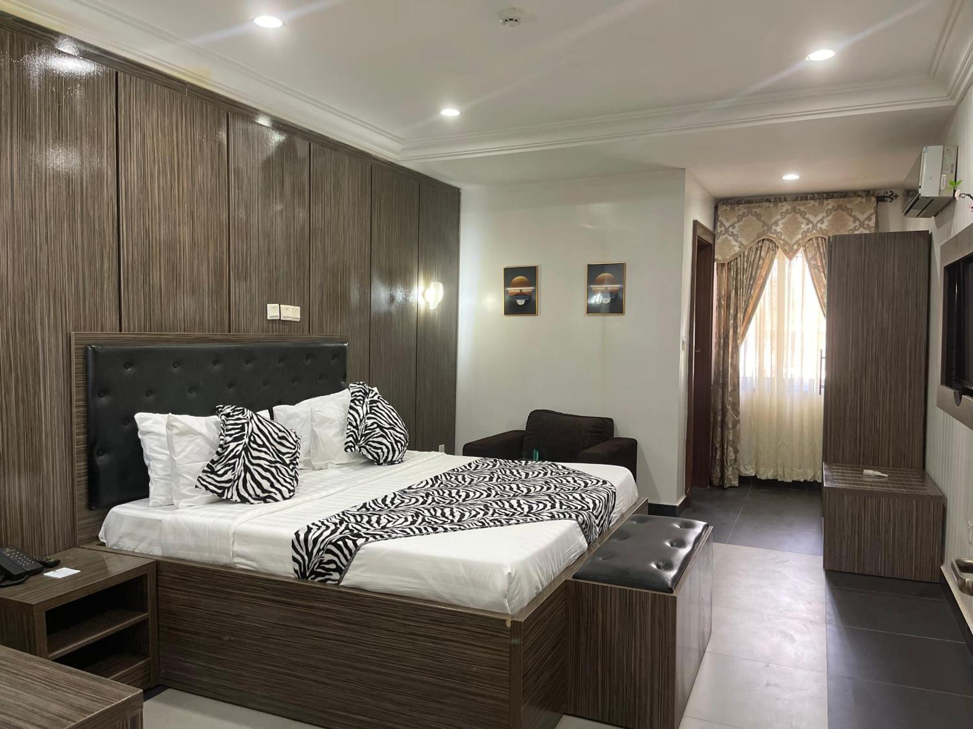 Aa Hotel And Suites Αμπούζα Εξωτερικό φωτογραφία