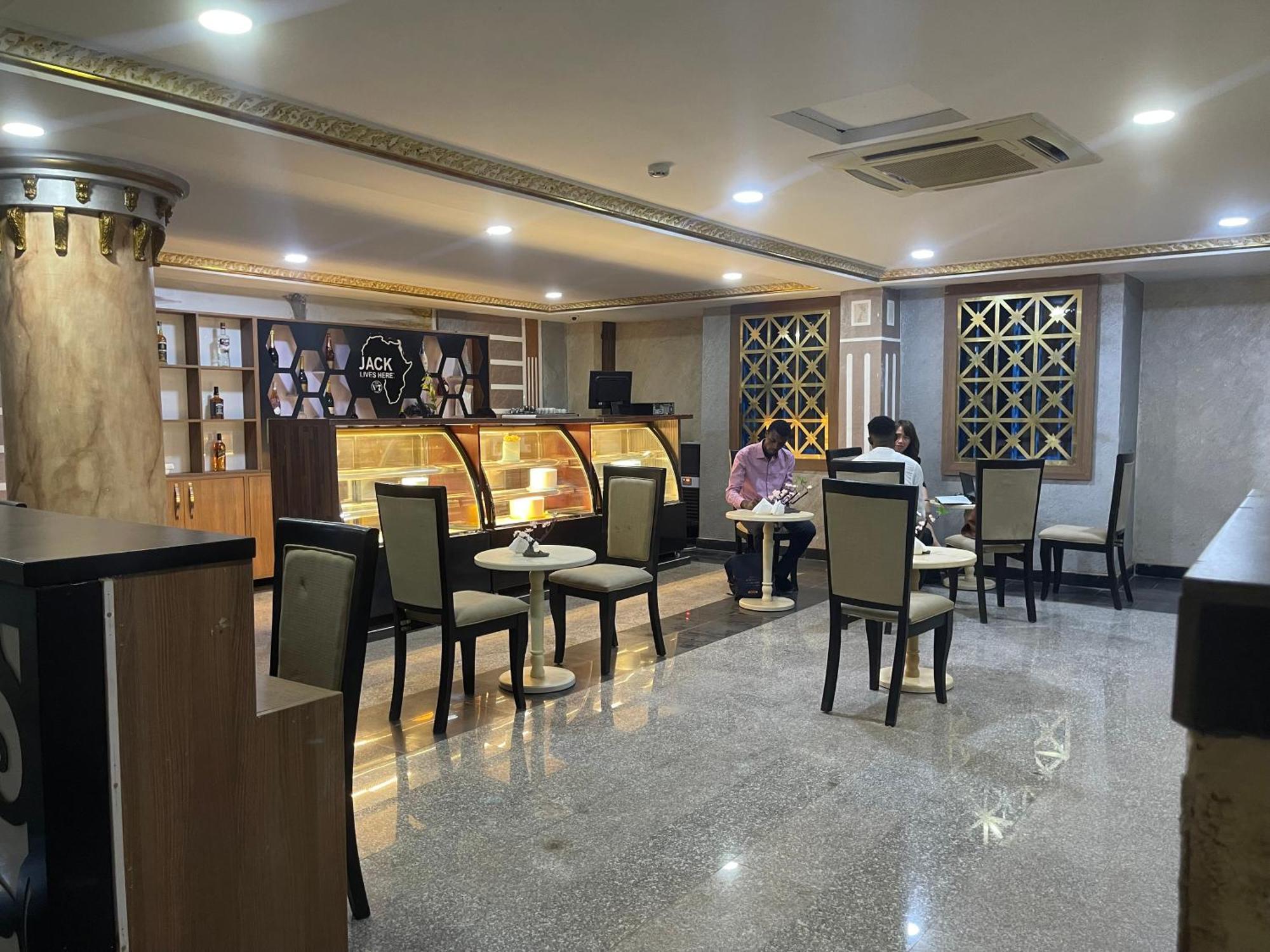 Aa Hotel And Suites Αμπούζα Εξωτερικό φωτογραφία