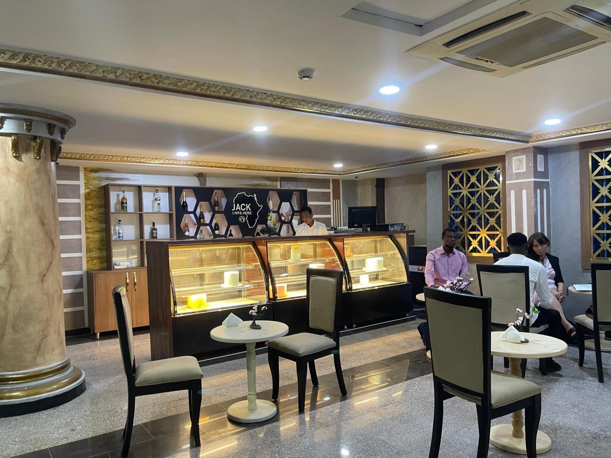 Aa Hotel And Suites Αμπούζα Εξωτερικό φωτογραφία