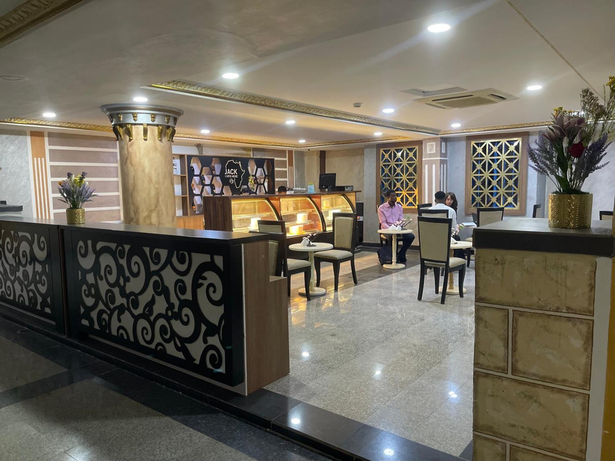 Aa Hotel And Suites Αμπούζα Εξωτερικό φωτογραφία