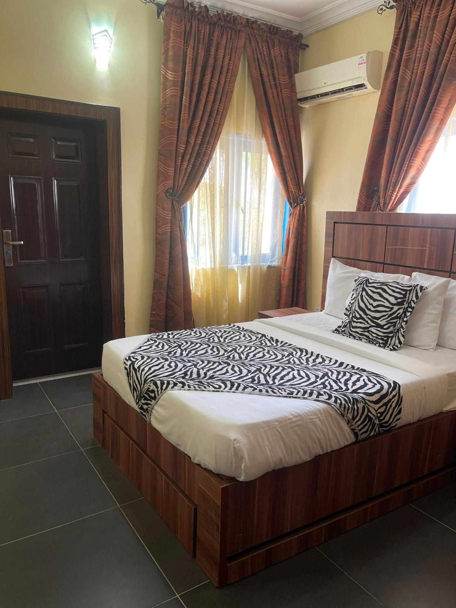 Aa Hotel And Suites Αμπούζα Εξωτερικό φωτογραφία