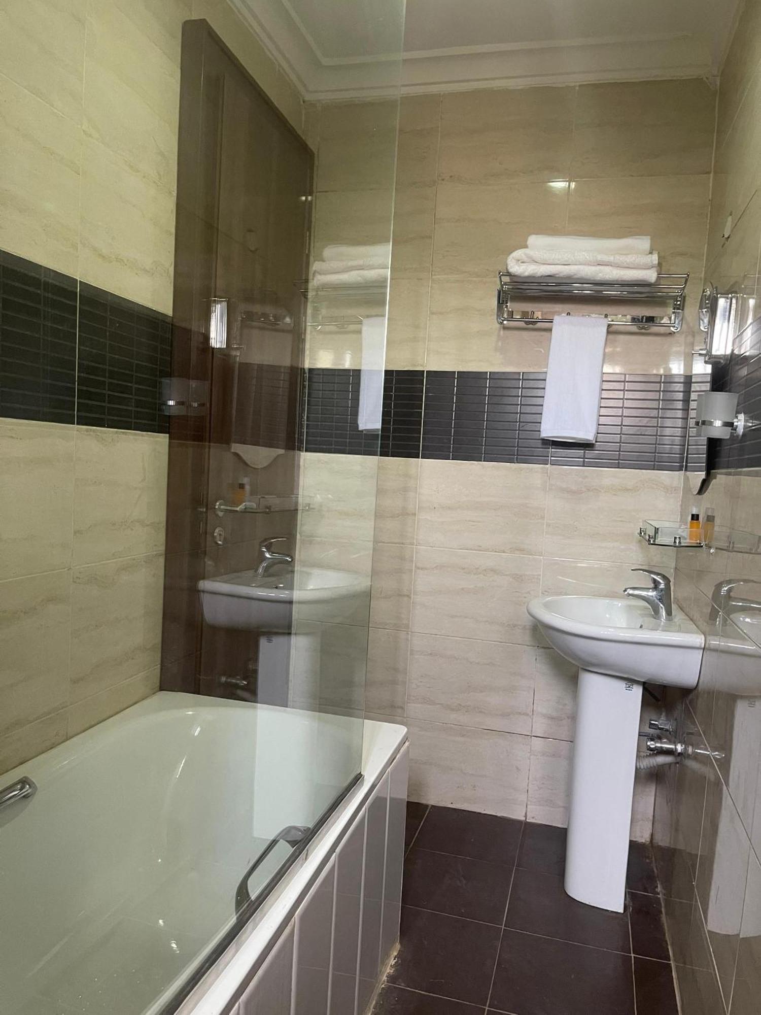 Aa Hotel And Suites Αμπούζα Εξωτερικό φωτογραφία