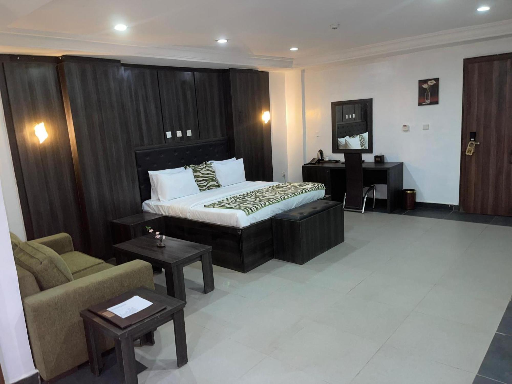 Aa Hotel And Suites Αμπούζα Εξωτερικό φωτογραφία