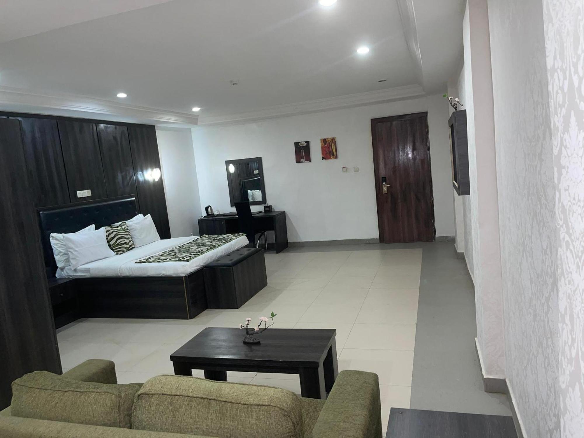 Aa Hotel And Suites Αμπούζα Εξωτερικό φωτογραφία