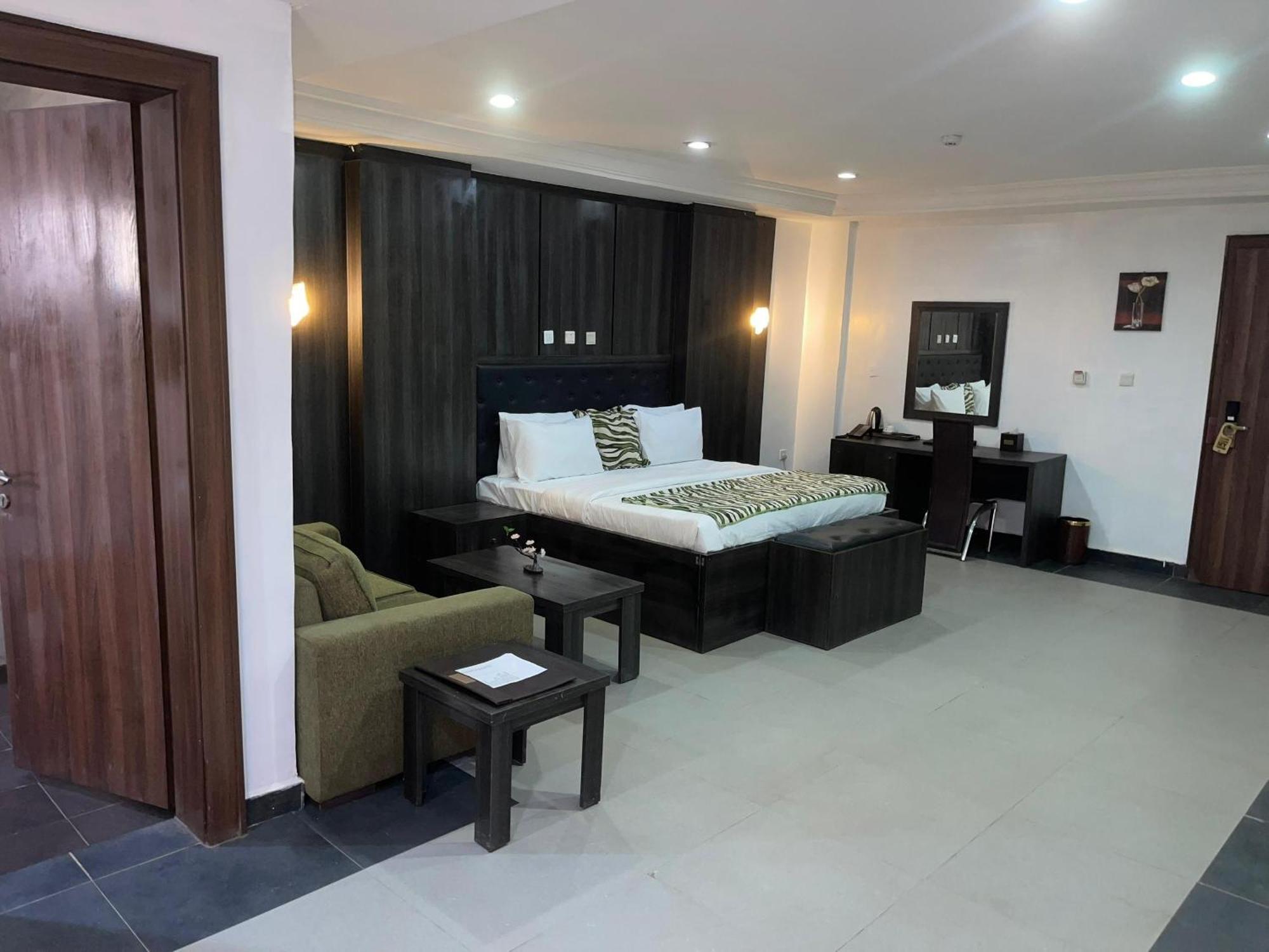 Aa Hotel And Suites Αμπούζα Εξωτερικό φωτογραφία